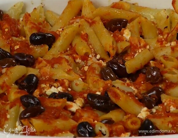 Жаропрочную форму смазать оставшимся оливковым маслом, выложить макароны с сыром и творогом, залить все томатно-оливковым соусом и запекать в разогретой духовке 25–30 мин.