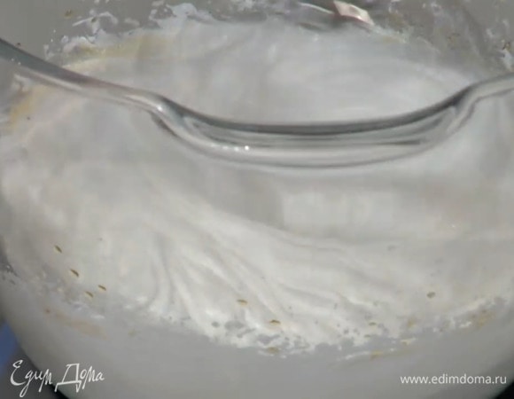 Яичные белки взбить в комбайне на максимальной скорости в пену с пузырьками, затем, не уменьшая скорости, небольшими порциями всыпать сахар, влить ванильный экстракт и взбить все в плотную массу.