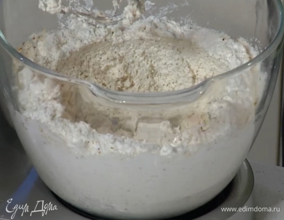 Продолжая взбивать, всыпать миндаль и кокосовую стружку.