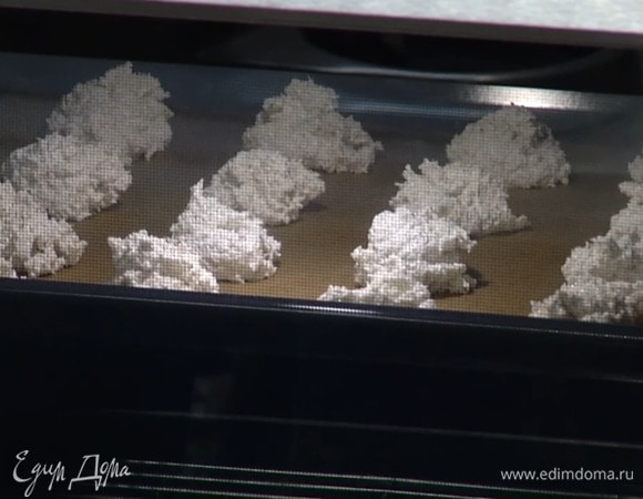 Выпекать в разогретой духовке 7–8 минут, готовое печенье полностью остудить.