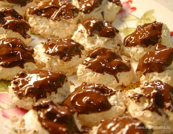 Шоколад растопить на водяной бане, затем окунуть в него верхушку печенья.