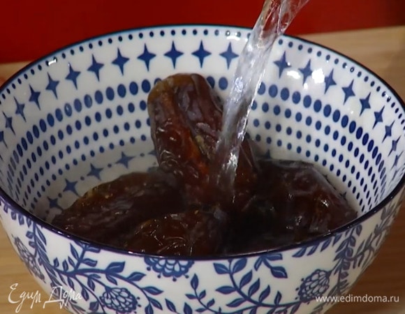 Финики залить 150–175 мл кипятка и дать постоять 10 минут, затем воду слить и сохранить.