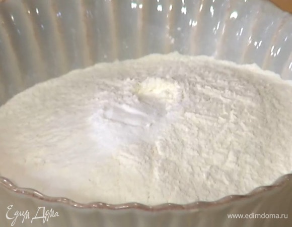 Муку перемешать с разрыхлителем и содой.