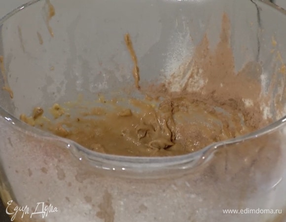 Предварительно размягченное сливочное масло соединить в чаше комбайна с сахаром, ванильным экстрактом и солью, взбить все в однородную массу.