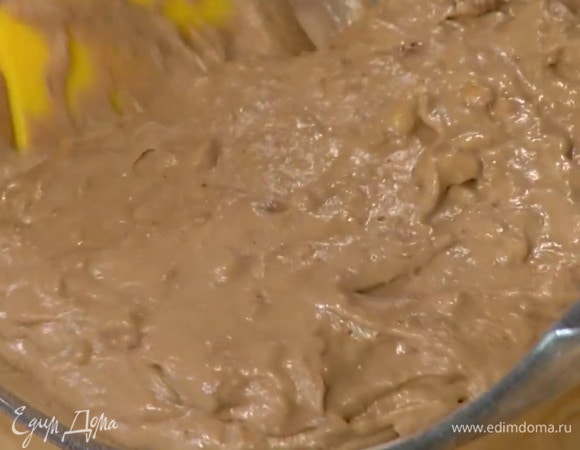 Продолжая взбивать, добавить орехи, финики и яйцо, всыпать часть муки с разрыхлителем, влить воду, в которой замачивались финики, затем добавить оставшуюся муку, протеин и вымешать тесто.