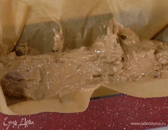 Форму для кекса выстелить бумагой для выпечки, выложить тесто и разровнять.