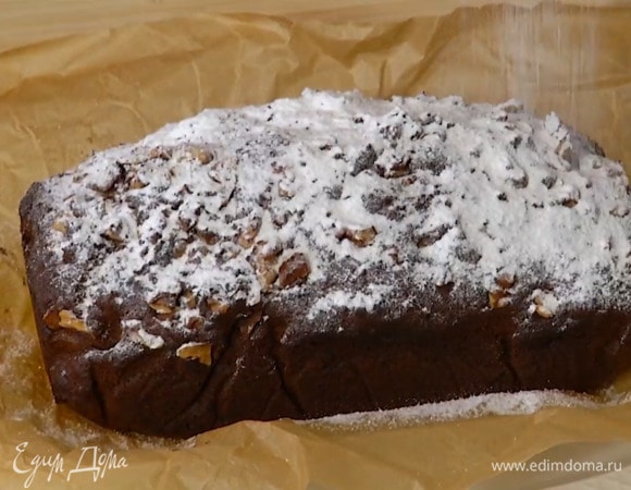 Посыпать кекс сахарной пудрой.