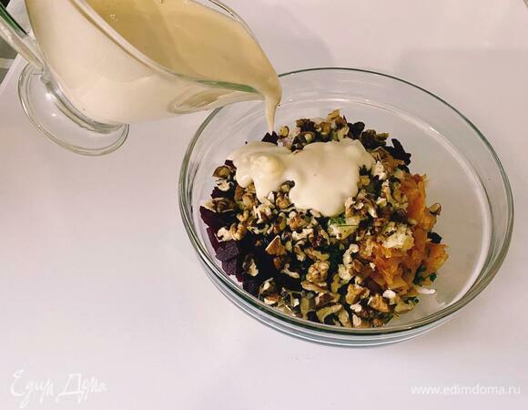 Все ингредиенты смешать с майонезом, посолить по вкусу.