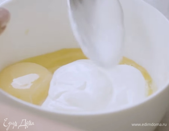 Готовим тесто для булочек: отделяем желтки от белков. Белки взбиваем в крепкую пену, желтки смешиваем со сметаной и только потом перемешиваем все между собой.