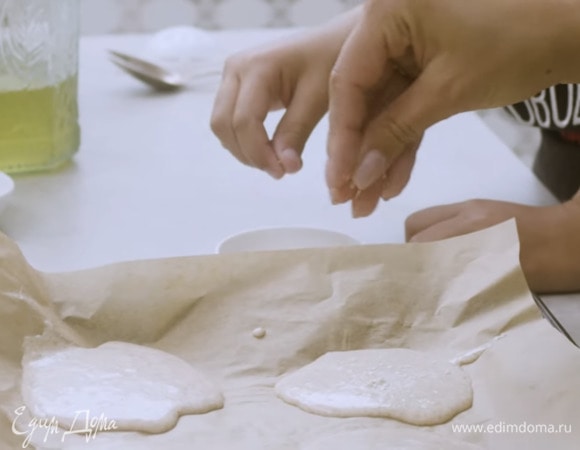 Смешиваем два вида муки (овсяную и цельнозерновую) и разрыхлитель. Все перемешиваем и добавляем щепотку соли. Выливаем тесто на пергамент в форме небольших оладушков и посыпаем кунжутом. Ставим в духовку на 15 минут при 180°C.