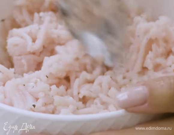 Готовим котлеты для бургеров: солим и перчим фарш из индейки, добавляем тертый чеснок и перемешиваем.