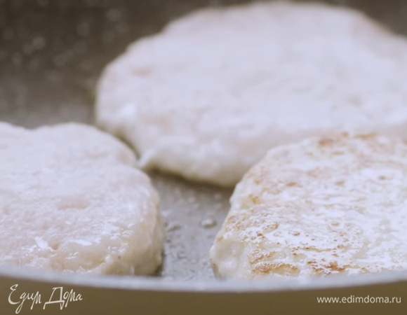 Наливаем на сковороду немного масла. Формуем котлеты и обжариваем с двух сторон до готовности.