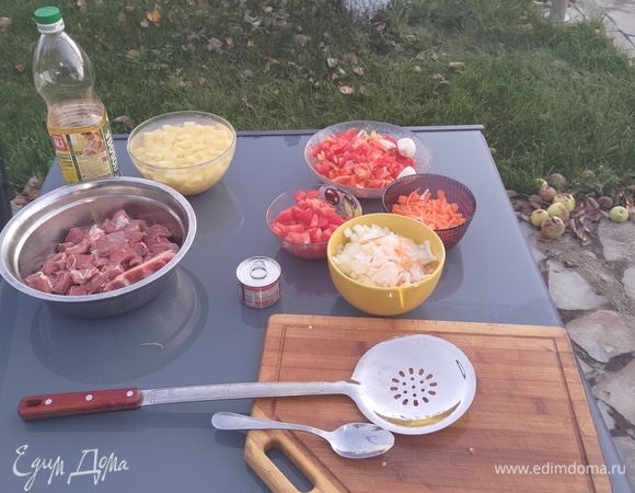 Нарезать все ингредиенты кубиком. Мясо и сладкий перец — размером 2*2 см. Остальные ингредиенты — размером 1*1см.