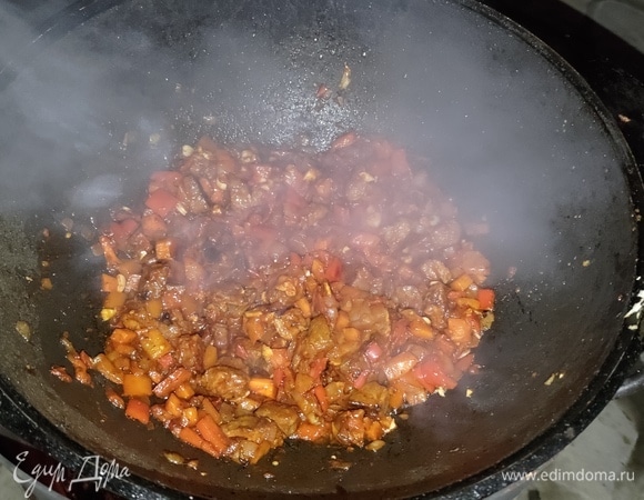 Положить помидоры, томатную пасту, чеснок и специи. Все перемешать и прогреть.