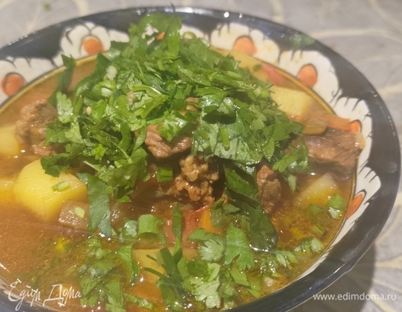 Выложить лапшу в тарелки. Сверху залить лагманом, добавить зелень. Приятного аппетита!