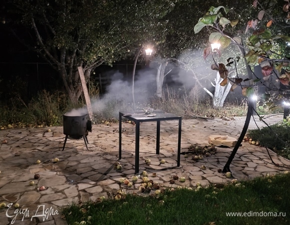 Добавить картошку. Скорректировать специи, если необходимо, и варить еще минут 15 до готовности картофеля.