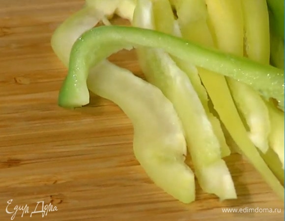 Сладкий перец нарезать тонкими полосками.