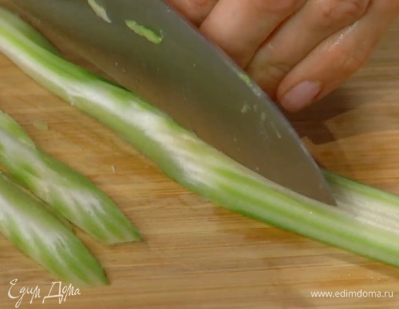 Сельдерей тонко порезать наискосок и добавить в салат.