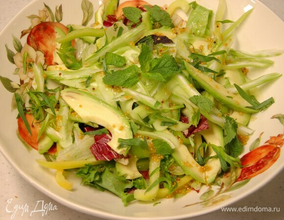 Полить салат заправкой, посыпать порванными руками мятой и тархуном.