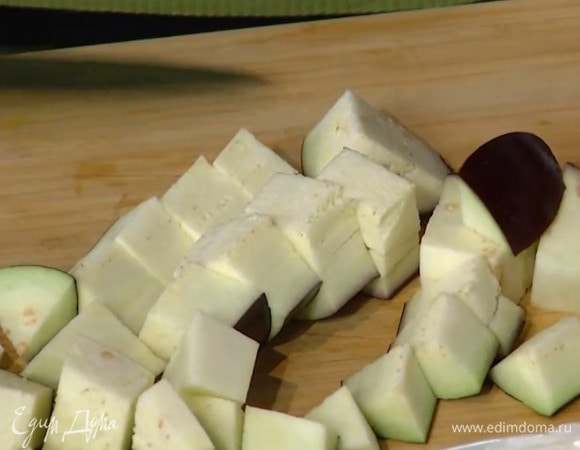 Баклажан, удалив плодоножку, нарезать кубиками.