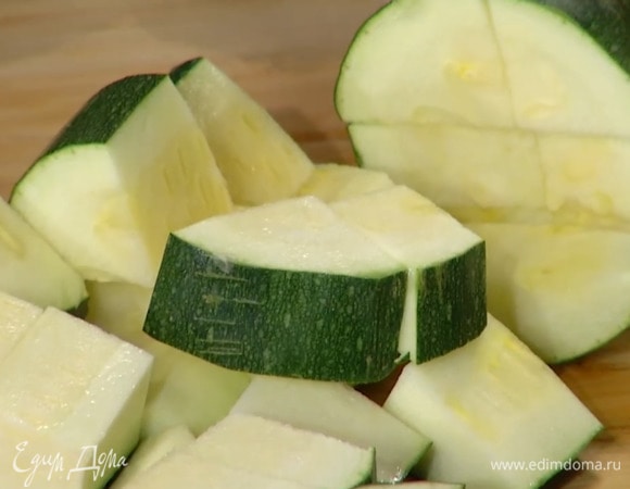 Цукини нарезать небольшими кусочками.