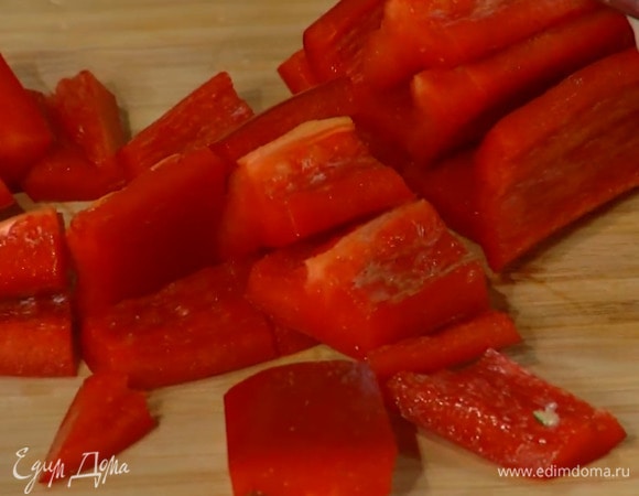 Сладкий перец, удалив семена и плодоножку, нарезать не слишком крупно