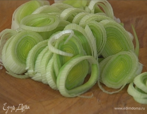 Светлую часть лука-порея нарезать кольцами.