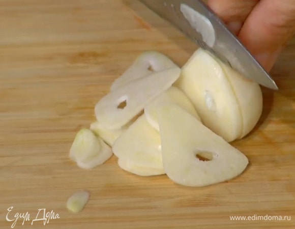 Чеснок и имбирь почистить и нарезать тонкими пластинками.