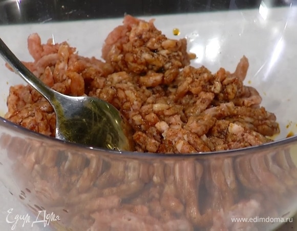 В фарш добавить мед, соевый соус, пасту чили, все посолить и перемешать.