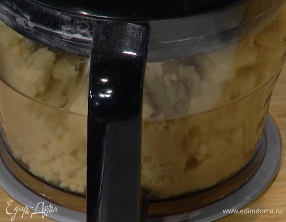 Приготовить песочную основу: предварительно охлажденное сливочное масло нарезать маленькими кусочками и выложить в чашу блендера, всыпать 300 г муки, 2 ст. ложки сахара и 1/4 ч. ложки соли, добавить яичные желтки и измельчить все в крошку, затем влить 1 ч. ложку ванильного экстракта, сливки и еще немного взбить, так чтобы тесто сбилось в комок.