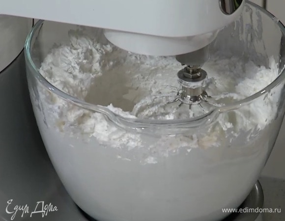 Приготовить белковую основу: яичные белки комнатной температуры поместить в чашу комбайна, всыпать щепотку соли и взбивать на большой скорости до появления первых пузырьков, затем уменьшить скорость, порциями всыпать сахар, влить ванильный экстракт, уксус и взбивать еще минут 8–10. Затем добавить миндаль и перемешать лопаткой.