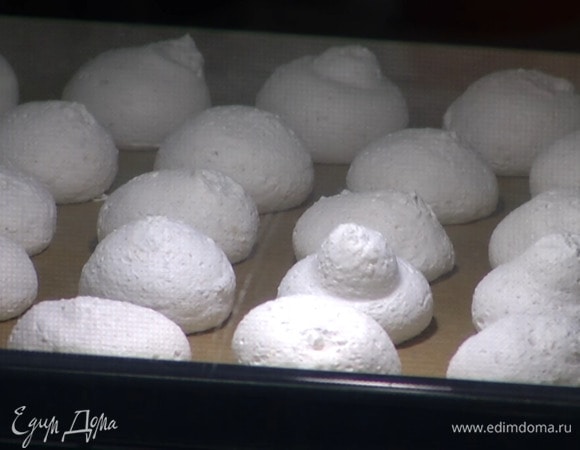 Выложить взбитые белки в кондитерский мешок, выдавить на выстеленный бумагой для выпечки противень небольшие лепешки и выпекать в разогретой духовке 20 минут.