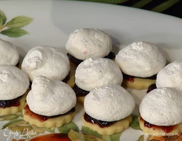 Песочные кружки смазать черничным джемом, сверху поместить меренги.