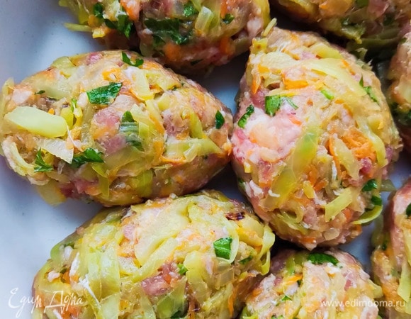 Формируем голубцы в произвольной форме, как вам больше нравится, и выкладываем в глубокое блюдо для запекания. В сметану добавляем томатную пассату, хорошо перемешиваем и заливаем голубцы. Отправляем в духовку на 30 минут при 180°C, режим «верх/низ».