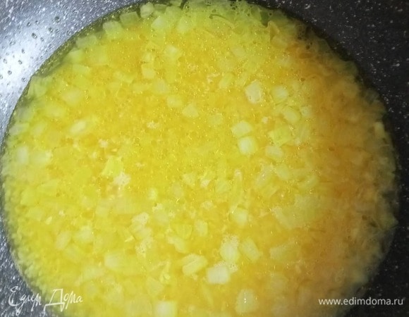 Мелко нашинковать лук. Обжарить его в кастрюле с толстым дном или сковороде до прозрачности на растительном масле. Промыть рис. Добавить к луку. Слегка подрумянить рис. Залить кипящей водой или овощным бульоном (500 мл). Добавить шафран и/или порошок карри. Закрыть крышкой и готовить на медленном огне до готовности минут 20 (зависит от риса). В готовый рис добавить тертый сыр.