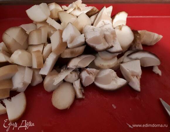 Очистите и нарежьте на кусочки белые грибы. 75 г — это примерно 3–4 средних гриба.