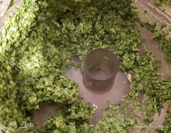 Измельчите шпинат с кедровыми орешками.