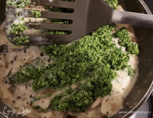 Добавьте смесь к грибам и хорошо перемешайте.