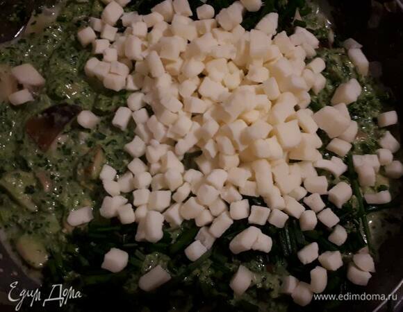 Добавьте мелко нарезанную моцареллу.