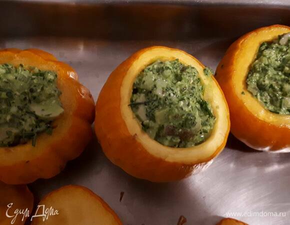 Выложите начинку в тыквы и оставьте овощи в духовке еще на 10 минут.