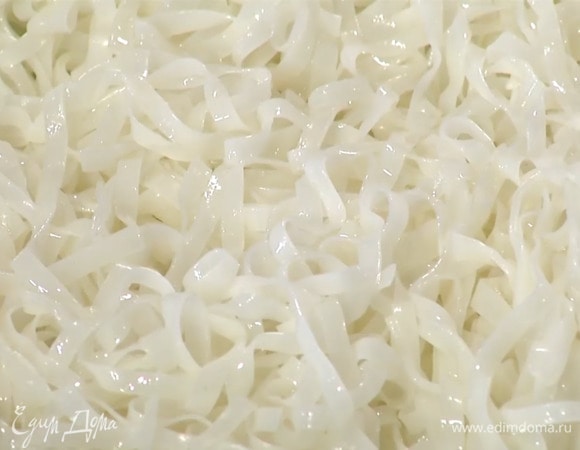 Лапшу приготовить согласно инструкции на упаковке и выложить в глубокую посуду, добавить обжаренный фарш с овощами.