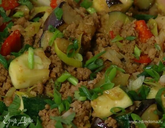 Листья кинзы и зеленый лук мелко порубить и посыпать лапшу со свининой.