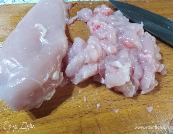 Куриную тушку отделите от костей. Филе нарежьте мелкими кусочками.