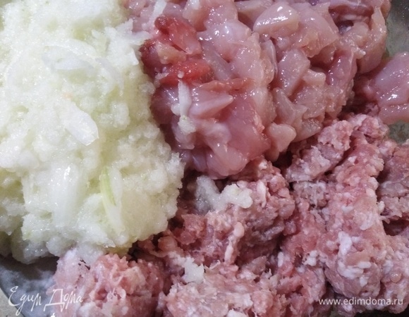 Соедините с фаршем и перемолотым репчатым луком, посолите и поперчите. Можно также добавить пару кусочков размоченного белого хлеба. Все перемешайте.