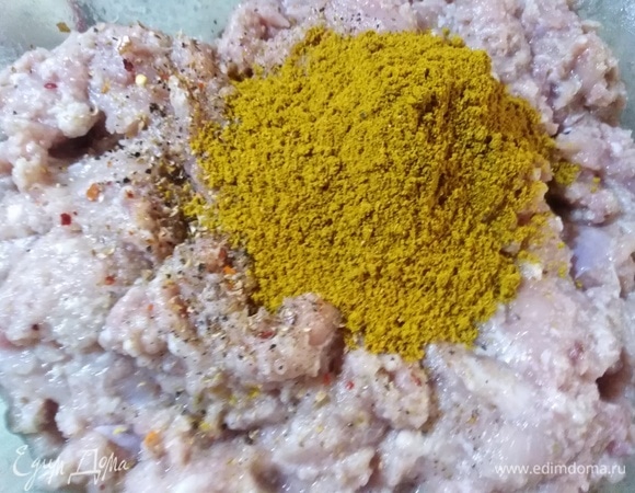 Затем всыпьте карри и еще раз перемешайте.