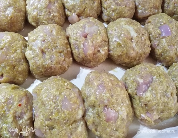 Сформируйте котлеты. Выложите их в смазанную растительным маслом форму.