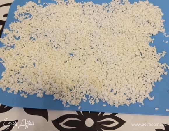 Через час слейте воду с риса через сито или дуршлаг. Теперь рис нужно просушить. Для этого раскладываем его тонким слоем на ровной поверхности. У меня это пластиковая доска для нарезки. Оставляем минимум на 30 минут. Это необходимо, чтобы зерна набухли.
