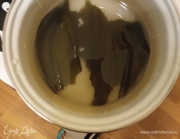 Теперь перекладываем рис в кастрюлю, добавляем воду и кладем кусочек комбу. На среднем огне доводим почти до кипения. Комбу нужно вытащить до того, как вода закипит, иначе рис будет горчить. После закипания уменьшаем нагрев до минимума, закрываем кастрюлю крышкой и варим рис 20 минут. В конце на 10 секунд включаем максимальный нагрев и выключаем. Оставляем рис на 20 минут, поместив между кастрюлей и крышкой бумажное полотенце.