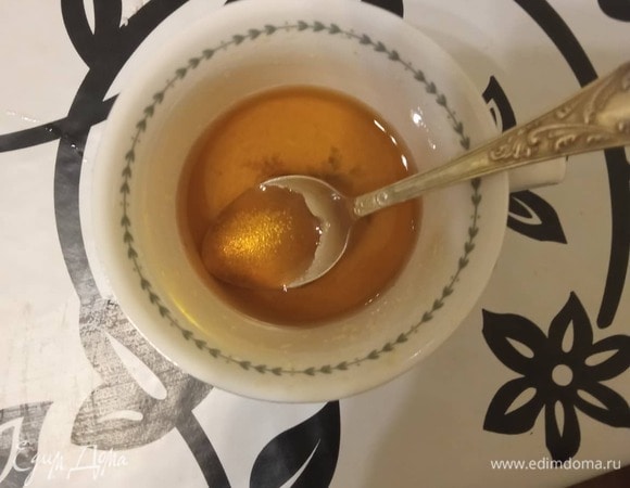 Готовим уксус для риса. Смешиваем рисовый уксус с сахаром и солью.