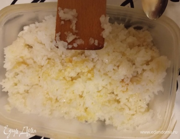 Горячий рис нужно выложить в плоскую посуду и полить приготовленным уксусом. Аккуратно перемешать деревянной лопаткой, ни в коем случае не приминая рис. Рис должен немного остыть. Все, он готов.